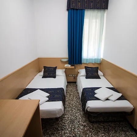 Hotel Lucy 2*